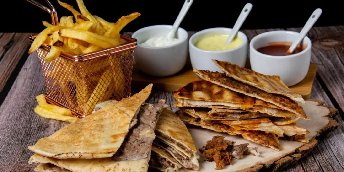 طوشكا محمرة مع جبنة